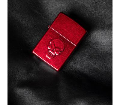 Зажигалка Zippo Doom с покрытием Candy Apple Red, латунь/сталь, красная, глянцевая, 36x12x56 мм